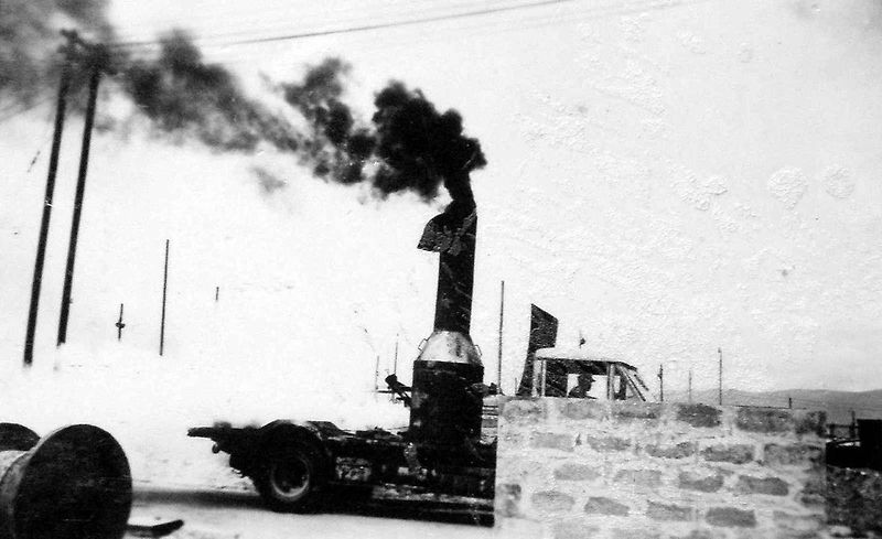 Nákladní vůz Matford při zkoušce umělého zamlžení v areálu chemického závodu v Záluží u Mostu 1. července 1944.