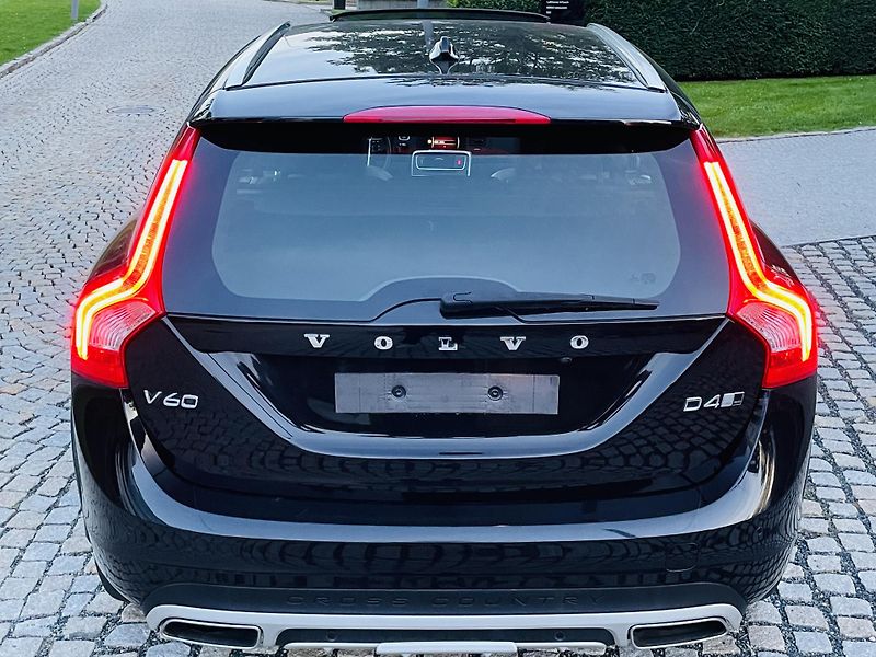 Volvo V60 2.4D4 5V AUTOMAT KAMERA TAŽNÉ - fotka 14 z 46