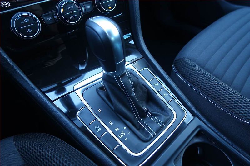 Volkswagen Golf (2014) Comfortline 1.6 TDI, Automat - fotka 13 z 23