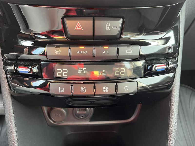 Peugeot 2008 1,2 PureTech 81KW 1.MAJITEL ČR - fotka 19 z 40