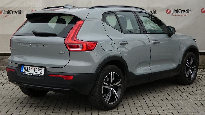 Volvo XC40 B3 PLUS DARK - fotka 3 z 23
