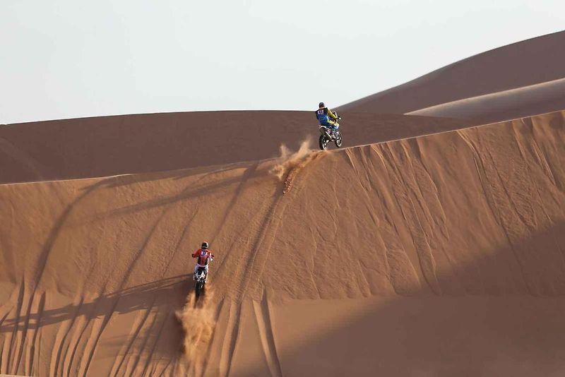 Účastníci Rallye Dakar zdolávají obrovské duny