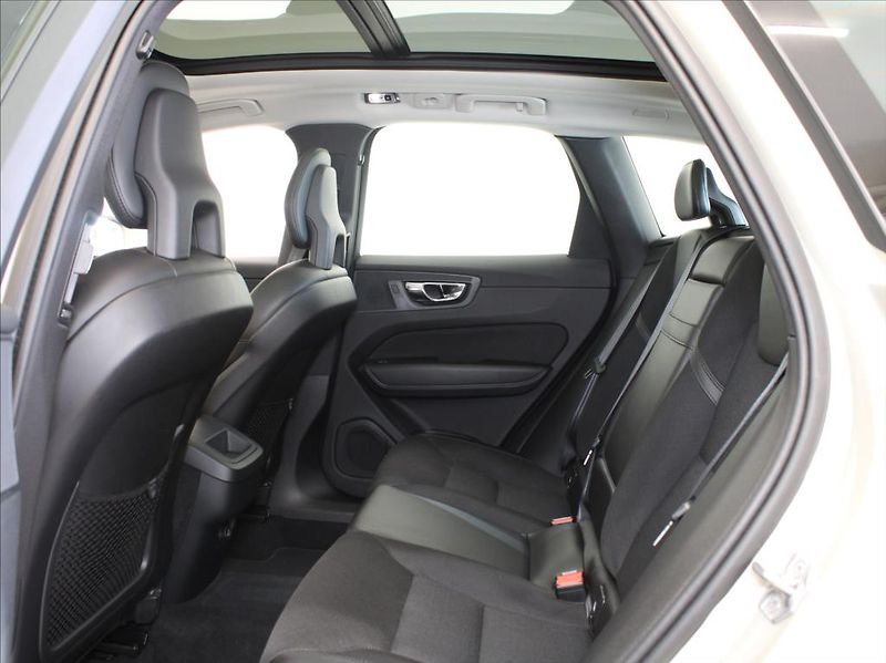 Volvo XC60 2,0 T5 184kW AWD Mom.PRO Pano. - fotka 7 z 25