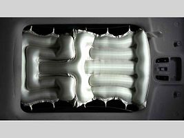Airbag panoramatického střešního okna.