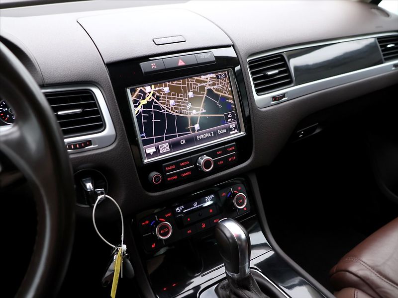 Volkswagen Touareg 3,0 TDI V6 150kW DSG 4M Kůže - fotka 15 z 28