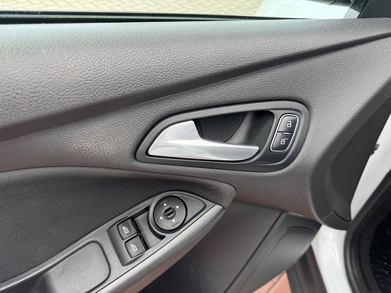 Ford Focus (2016) 1.6i Ti-VCT Klima Winter Paket - fotka 27 z 50