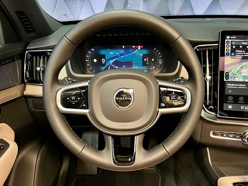 Volvo XC90 B5 AWD PLUS DARK, PANO, H&K - fotka 12 z 33