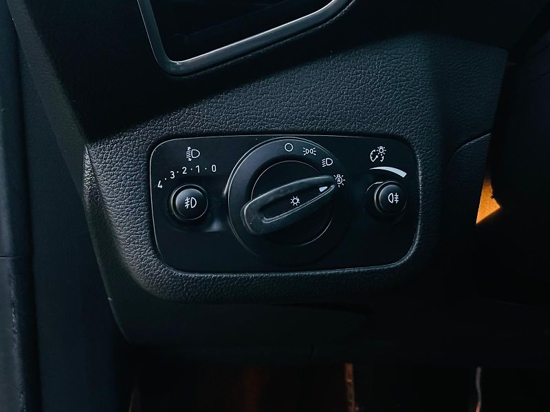 Ford Kuga 2.0TDCi 4x4 MAN TAŽNÉ 1MAJITEL - fotka 41 z 47