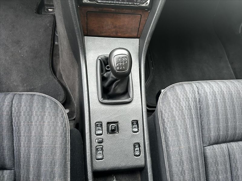 Mercedes-Benz 124 124 230 CE - fotka 8 z 14