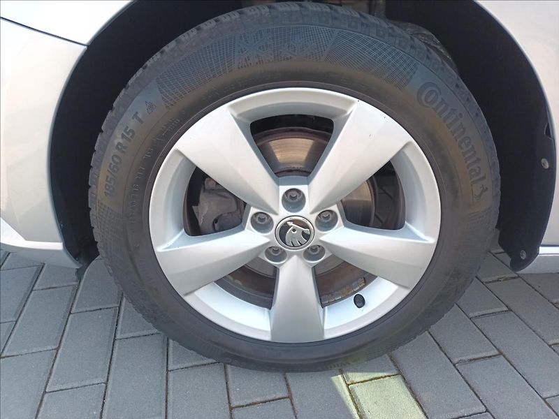 Škoda Fabia 1,2 TSI,66KW,DIGIKLIMA,TEMPOMA - fotka 24 z 36