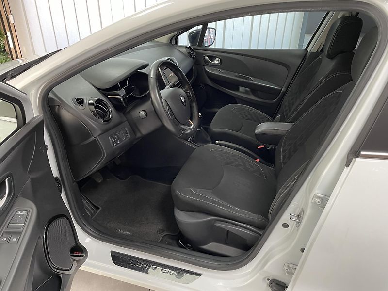 Renault Clio 0.9 TCe ČR 1.MAJ REZERVACE  - fotka 20 z 28