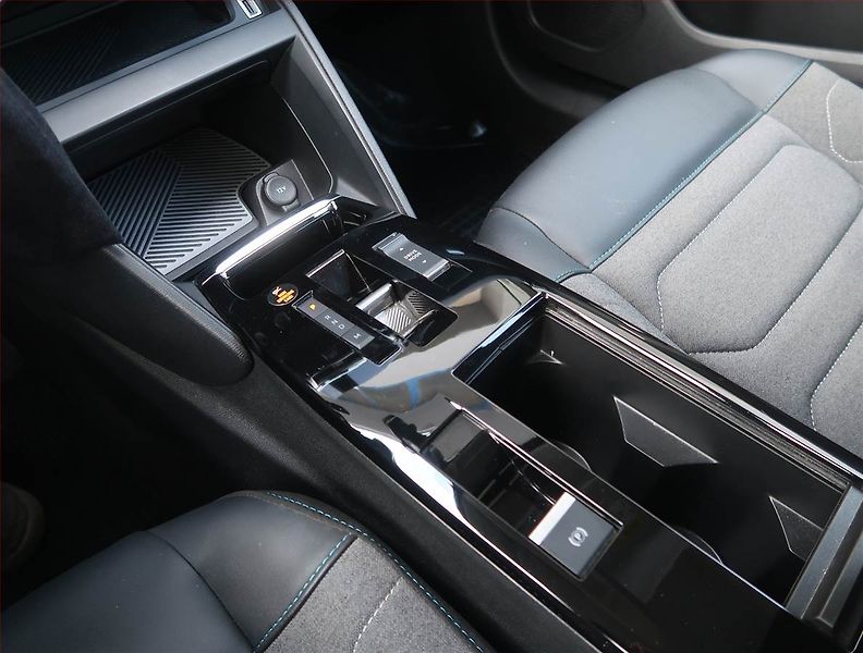 Citroën C4 (2023) Feel 1.2 PureTech, Automat - fotka 13 z 18