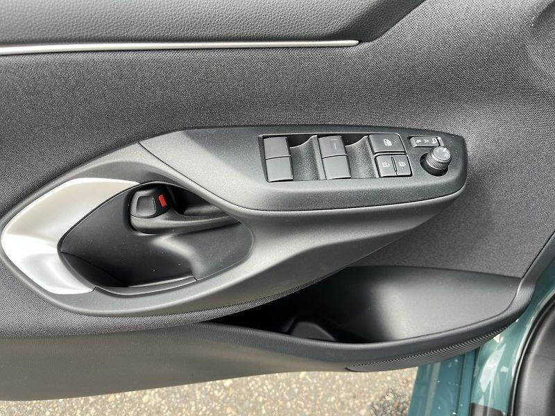 Toyota Yaris 1.5L HEV116 CVT Comfort - fotka 24 z 26