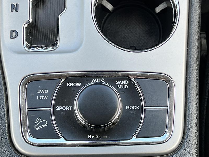 Jeep Grand Cherokee 3.0CRD AUTOMAT LIMITED TAŽNÉ - fotka 24 z 43