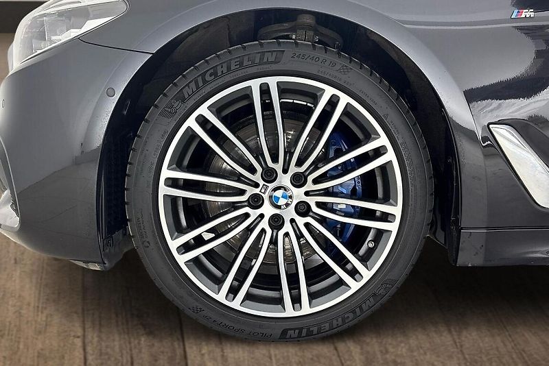 BMW Řada 5 530d xDrive - fotka 6 z 27