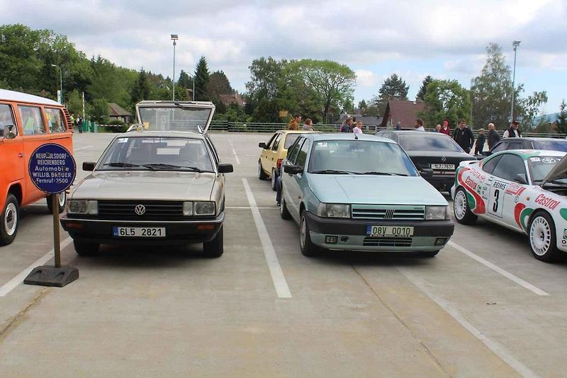 Na Centrální parkoviště P1 ve Skiareálu Ještěd se sjelo přes sedm desítek účastníků.