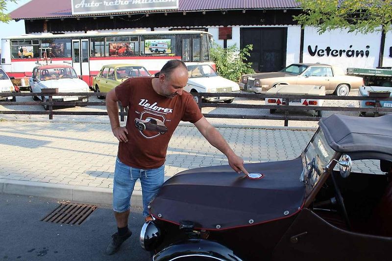 V retro auto muzeu Veteráni Litvínov měli ve středu zastávkou účastníci Velorex čundru 2024 na svém putování po severních Čechách. S nejstarším Velorexem z roku 1962 jede Petr Žůrek ze Světlé nad Sázavou.