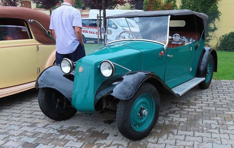 Pálavský Oldtimer přilákal na Břeclavsko desítky elegantnch veteránů.