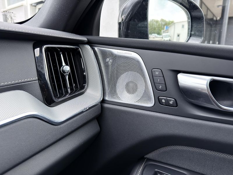 Volvo XC60 B5 AWD ULTRA // VZDUCH // B&W - fotka 28 z 56
