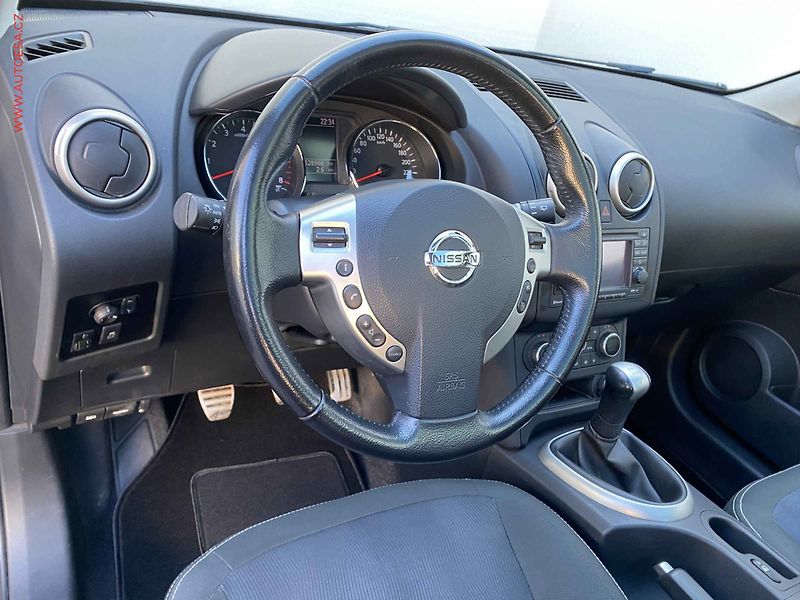 Nissan Qashqai (2011) 1.6 i, I-Way, navi, TZ, panor - fotka 12 z 18