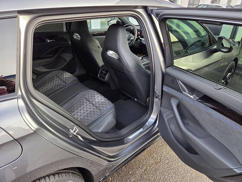 Volkswagen Passat Variant (2025) R-Line 2.0 TDI BlackStyle - fotka 46 z 51