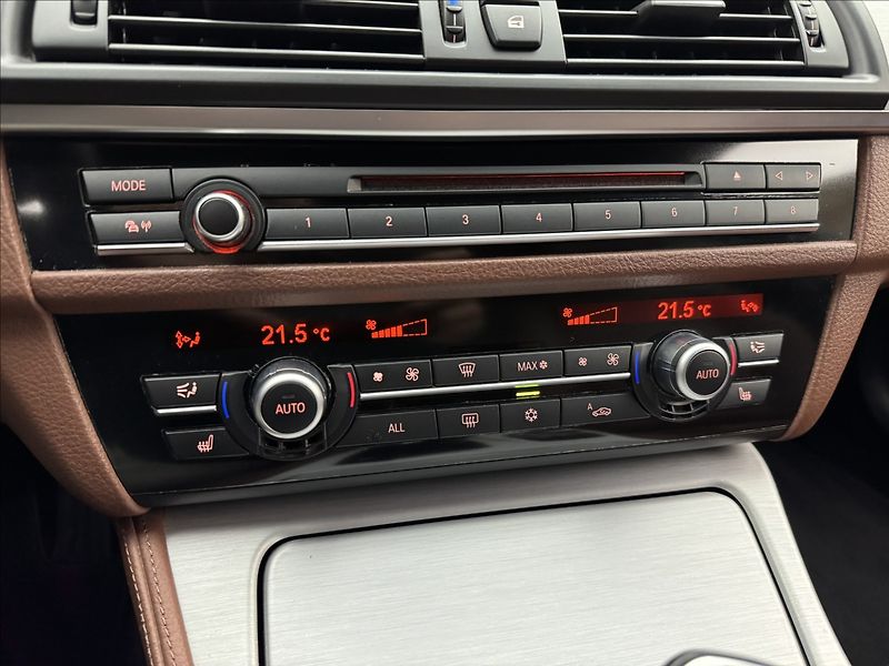 BMW Řada 5 3,0 30d 4X4 DPH LED KŮŽE TAŽNÉ - fotka 21 z 38