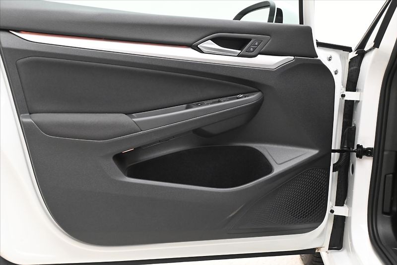 Volkswagen Golf 2,0 TDI 85kW Life Záruka až 5 - fotka 24 z 30