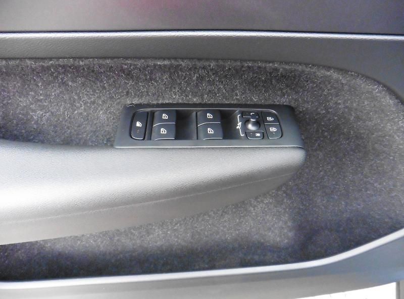 Volvo XC40 1,5 T3 R-Design 120kW A/T, nov - fotka 16 z 19