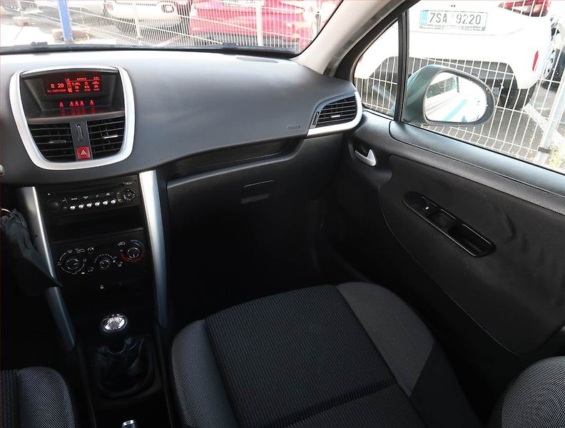 Peugeot 207 (2011) 1.4, nová STK, zamluveno - fotka 8 z 16