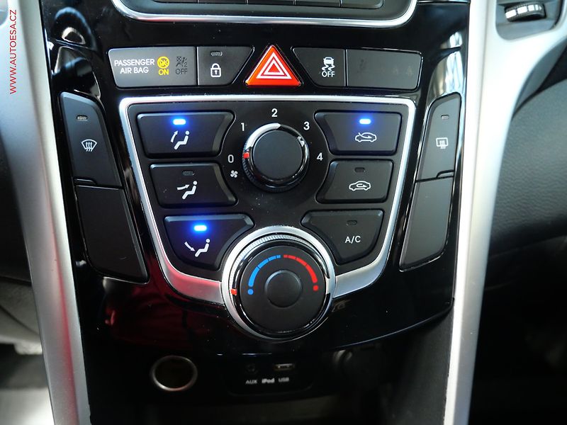 Hyundai i30 (2016) 1.6 CRDi, ČR, AC, TZ, park - fotka 18 z 19