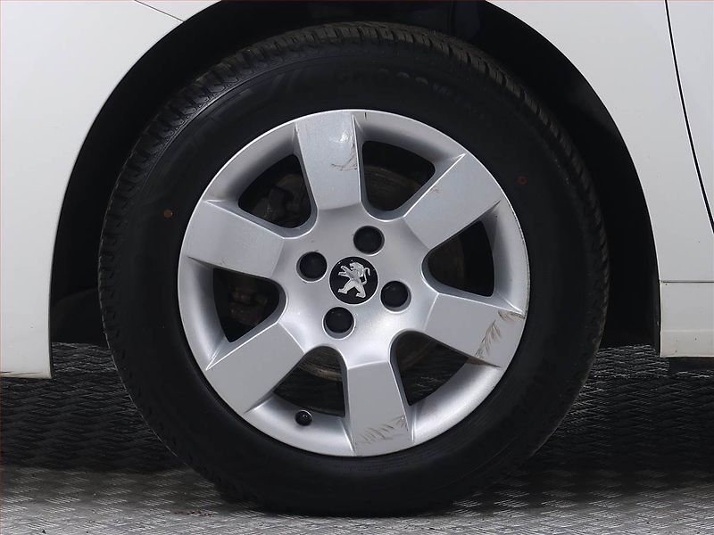 Peugeot 5008 (2014) Active Pack 1.6 HDi, Automat - fotka 15 z 19