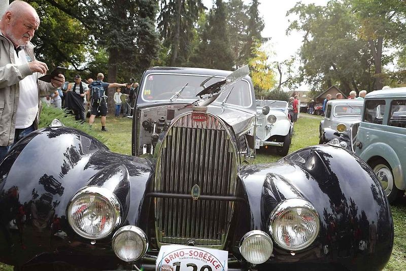 Na akci Jízda do vrchu a výstava historických vozidel se představilo na tři sta automobilů a motocyklů.