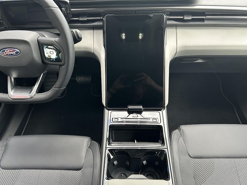 Ford Explorer 52 kWh dojezd (125 kW/170 k) - fotka 12 z 34