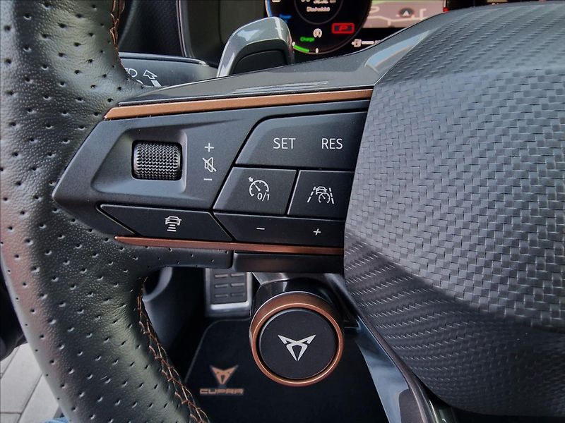 Cupra Leon 1.4TSI e-HYBRID 180kW DSG ST - fotka 23 z 50