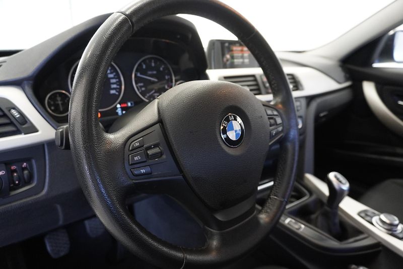 BMW Řada 3 (2014) 318D 2,0 SEDAN - fotka 17 z 32