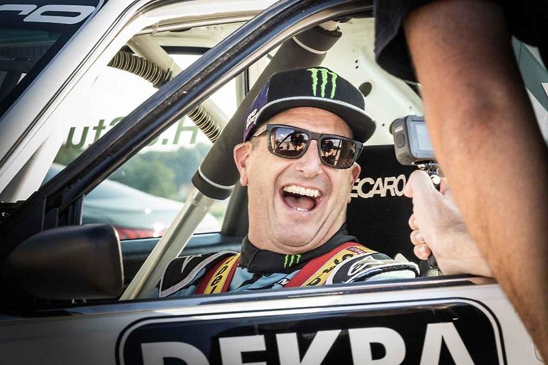 Snímek z videa Gymkhana