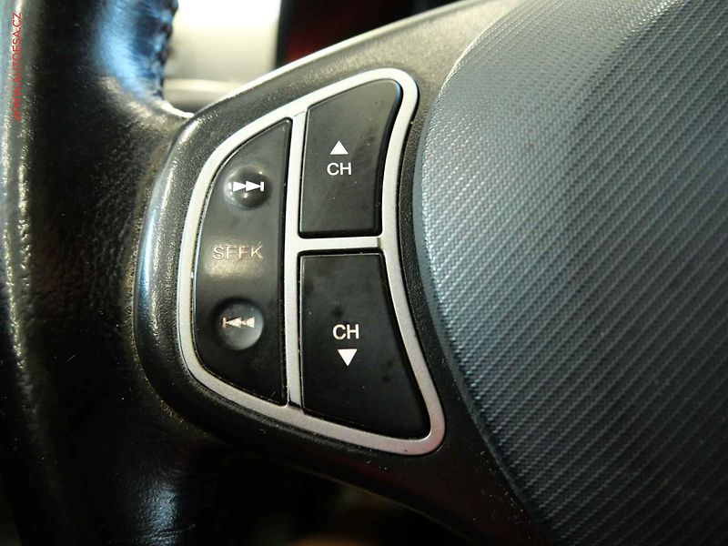Toyota Auris (2010) 1.6VVTI, ČR, autoAC - fotka 15 z 19
