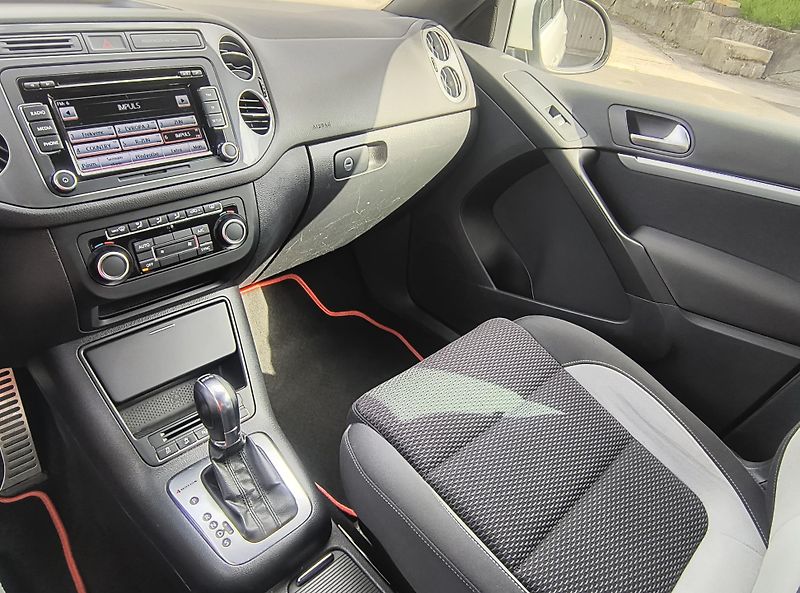 Volkswagen Tiguan (2013) 2.0 TDI 4X4 DSG 130KW R-LINE  - fotka 31 z 53