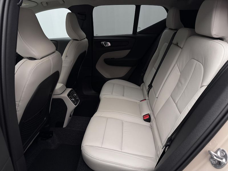 Volvo XC40 (2026) B3 AUT DARK ULTRA - fotka 5 z 21
