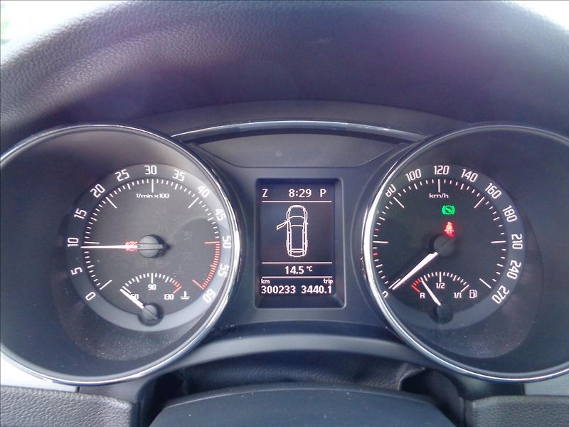 Škoda Superb 2,0 - fotka 8 z 14