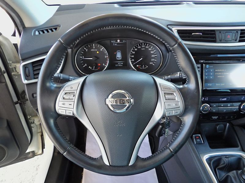 Nissan Qashqai 1.6dCi 4WD Tažné Kamera ČR - fotka 13 z 33
