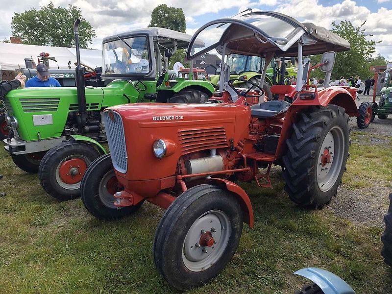 Žlutý Zetor 25 ve Skalné. V roce 1946 ho nastříkali barvou po Afrikakorpsu