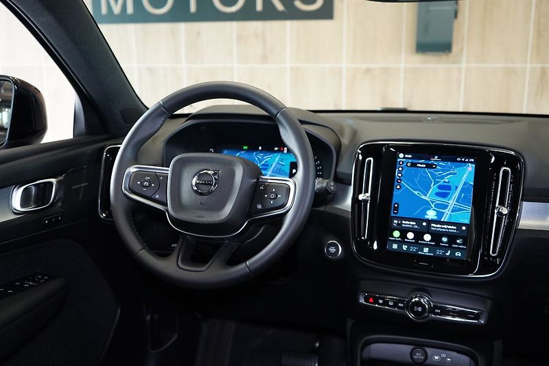 Volvo XC40 B3 Plus Dark, ACC, BLIS - fotka 42 z 43