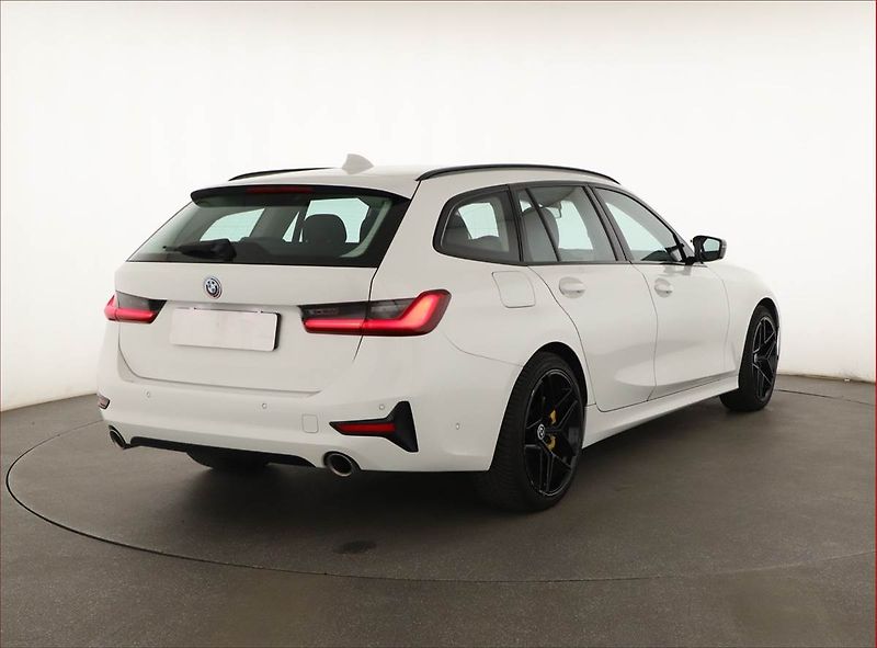 BMW Řada 3 (2020) 320 i - fotka 5 z 19
