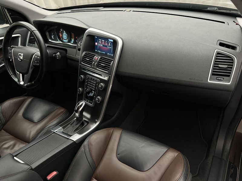 Volvo XC60 D5 AWD SUMMUM AUT CZ - fotka 19 z 38