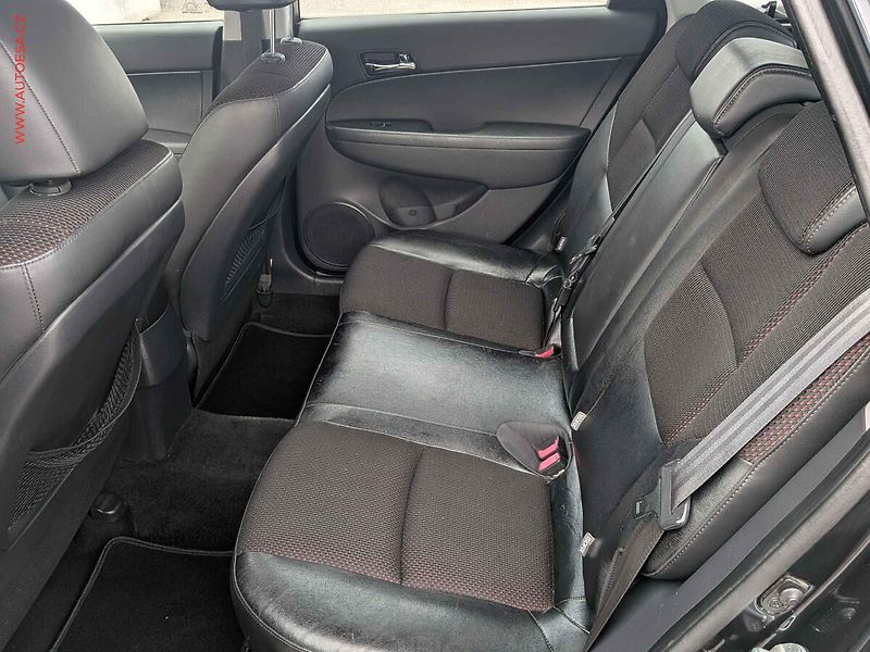Hyundai i30 (2010) 1.6i, ČR, AC, park.asist - fotka 10 z 13