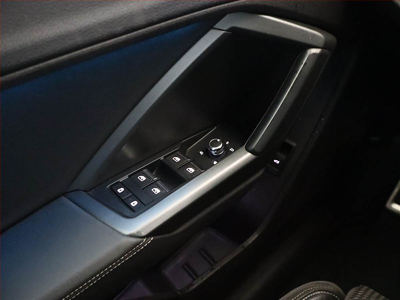 Audi Q3 (2019) S line 35 TFSI - fotka 20 z 21