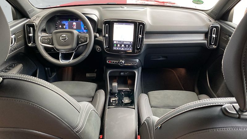 Volvo XC40 PLUS DARK, B4 AWD, 145+10 kW / - fotka 11 z 38