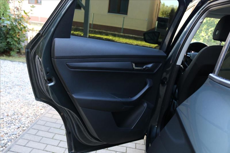 Škoda Karoq 1,0 85kW, ČR, 45000 KM - fotka 29 z 36