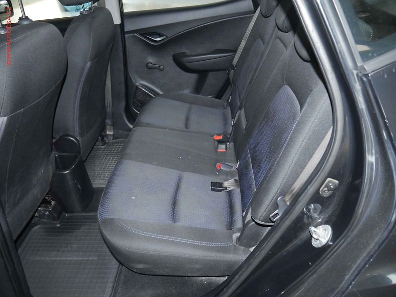 Hyundai ix20 (2011) 1.4i, ČR, AC, park.asist - fotka 10 z 17